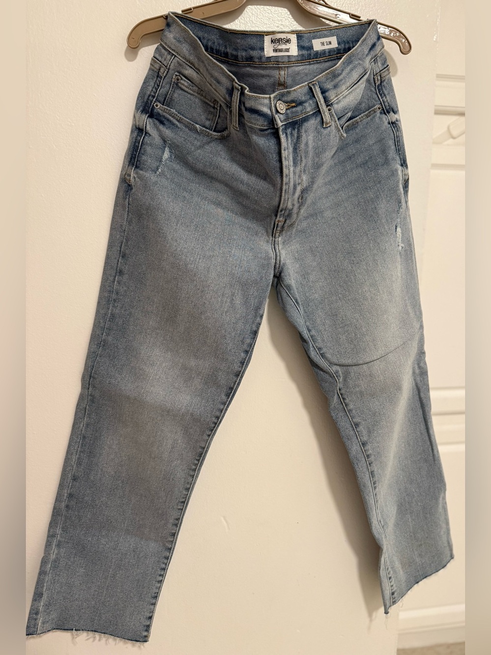 KENSIE - Vintage Luxe - The Slim - Light Wash Straight Jeans. Size 8